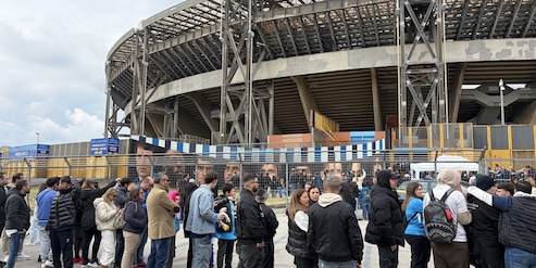 Napoli, in migliaia in coda al Maradona per le Giornate FAI