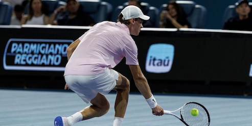 Il bel gesto di fair-play di Sinner nella partita con Moutet: "L'ho toccata"