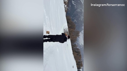 Milan, Gimenez sulla neve con cani e compagna prima della ripresa