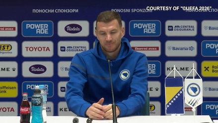 Dzeko consiglia il popolo bosniaco: "Tutti in piedi all'inno italiano"