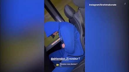 Sveglia Rabiot! Pisolino in pullman