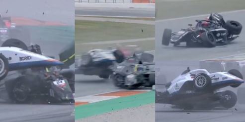 Le macchine restano ferme in pista, l'incidente è inevitabile e devastante: la sequenza da brividi dalla Spagna