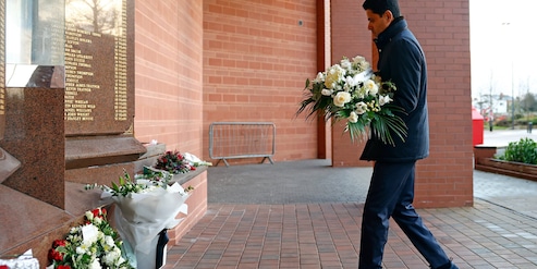 Il Psg rende omaggio a Diogo Jota: fiori, commozione e lacrime ad Anfield