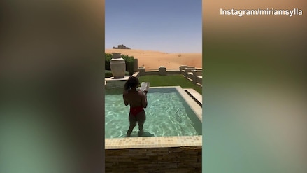 Myriam Sylla si rilassa in piscina leggendo un libro