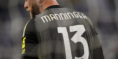 La Juve ricorda Manninger, la squadra si scalda in campo con il numero 13