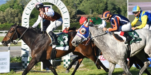 Firenze, trionfa De Bisognosi alla 199ª Corsa dell’Arno: le immagini della competizione al galoppo più antica d’Italia