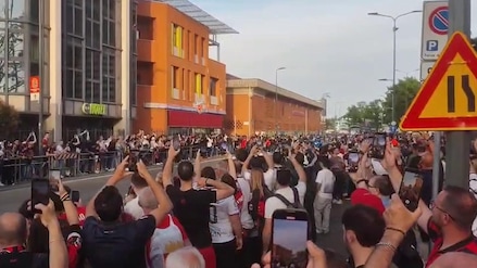La carica di San Siro per l'arrivo del pullman del Milan