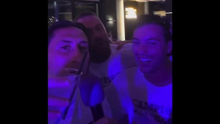 De Rossi scatenato con il karaoke insieme ai giocatori dell'Ostiamare