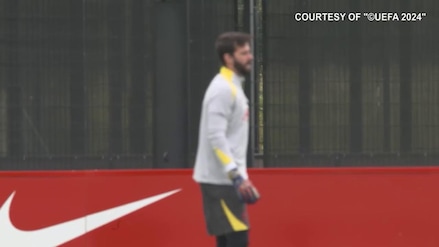 Alisson strizza l'occhio alla Juve