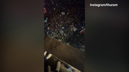 Marcus Thuram riprende la festa dei tifosi dalla Terrazza del Duomo