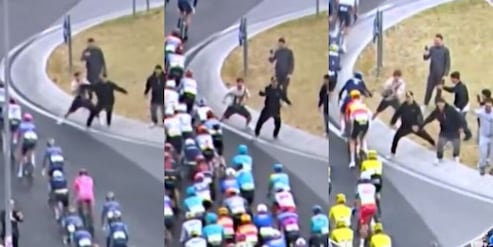Clamoroso al Giro d'Italia a Napoli, gli spettatori infastidiscono i ciclisti per farli cadere!