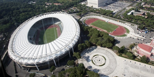 Derby di Roma e corsa Champions domenica alle 12: non era mai accaduto un fatto simile