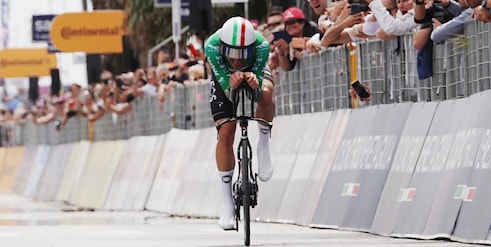 Ganna show al Giro d'Italia: imprendibile nella cronometro di Massa