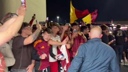 Delirio Roma a Fiumicino: oltre 300 tifosi aspettano alle 2 Gasperini e i giocatori