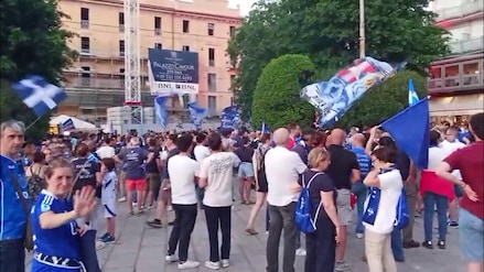 Como, scatta la festa Champions con i pullman scoperti in città