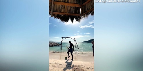 Alisha Lehmann e McKenzie, magie in spiaggia