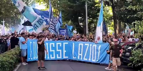 Striscioni e cori contro Lotito alla grande manifestazione dei tifosi della Lazio