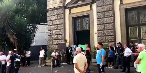 Napoli, l'attesa dei tifosi e degli ospiti fuori dal San Carlo per Allegri