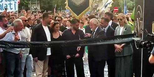 Il Taglio del nastro che inaugura la cerimonia d’apertura del Centenario, “Napoli 100”