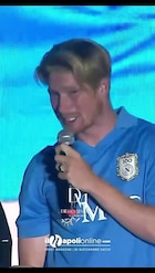 Centenario Napoli, De Bruyne scatenato sul palco: Kevin parla in napoletano, tifosi in visibilio