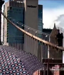 Si butta nudo dal ponte di Brooklyn: vivo per miracolo dopo un salto di 80 metri!