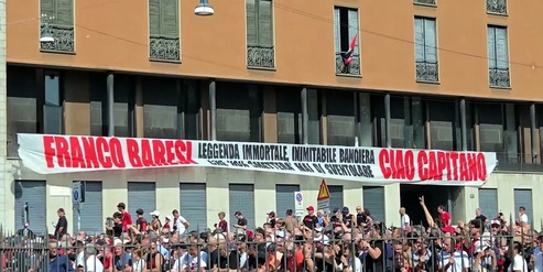 Funerali Baresi, lo striscione e i compagni di sempre