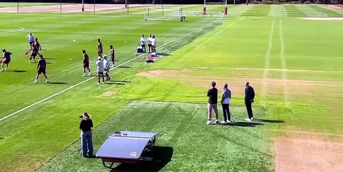 Ryan Friedkin assiste all'allenamento della Roma in Galles