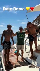 Malen e Wesley a Ponza, relax in costume con il Barchino dei gelati