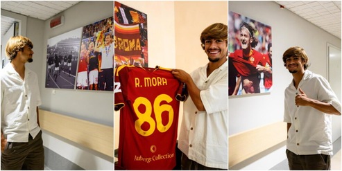Roma, ecco Mora a Trigoria: la nuova maglia, i sorrisi e le foto di Totti