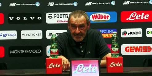 Sarri, siparietto in conferenza: il tecnico pensa e spera sia finita...