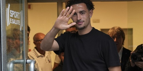 T-shirt nera e sorrisi per tutti: Curtis Jones comincia le visite con l'Inter