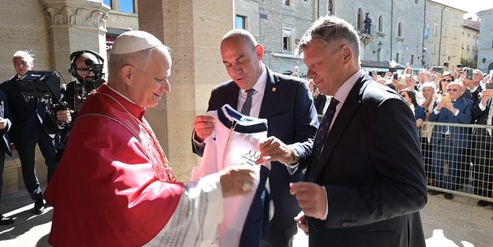Papa Leone XIV con la maglia di San Marino