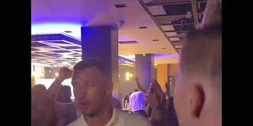 Karaoke, balli e brindisi fino all'alba: la super festa di Dzeko dopo l'addio alla Bosnia