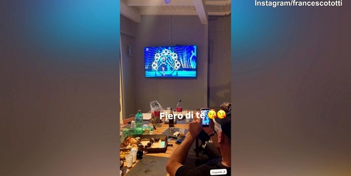 Totti guarda orgoglioso Noemi in Tv: "Fiero di te"