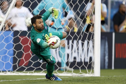 Calciomercato Roma, «Sirigu a gennaio e Szczesny a Londra»