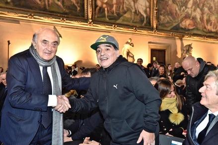 Maradona all'Hall of Fame a Firenze: abbracci con Ferlaino, Maldini e Antognoni