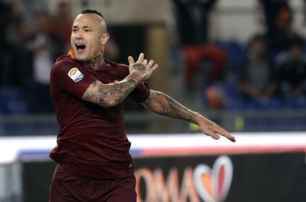 Venti giorni di prognosi dopo una lite in strada a Cagliari per la moglie di Radja Nainggolan, Claudia nel 2014. "Non ho assolutamente messo le mani addosso!!! Ma scherziamo?", si era difeso su Twitter il belga Venti giorni di prognosi dopo una lite in strada a Cagliari per la moglie di Radja Nainggolan, Claudia nel 2014. "Non ho assolutamente messo le mani addosso!!! Ma scherziamo?", si era difeso su Twitter il belga
