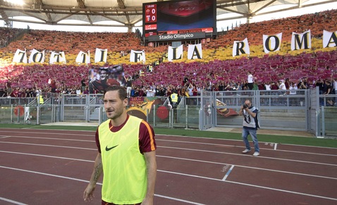 Totti si emoziona sotto la Curva Sud: la coreografia è da brividi