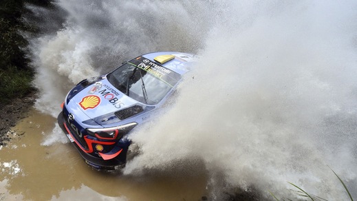Rally d'Australia, Mikkelsen fermato da un trattore!