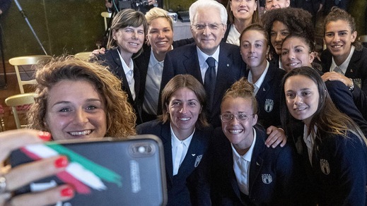 Svolta epocale: le calciatrici diventano professioniste