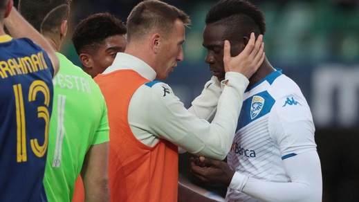 Balotelli, striscione razzista all’Allianz Stadium: “Sei africano”