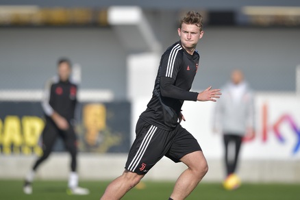 Juventus, De Ligt e Douglas Costa in gruppo