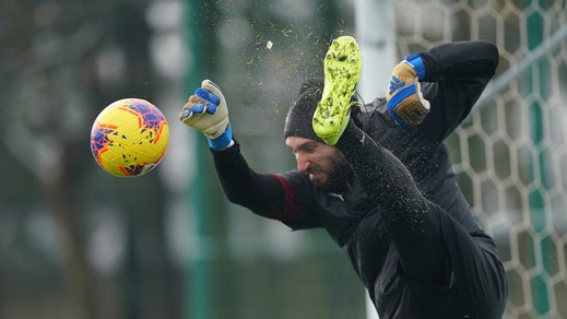 Milan, squadra in palestra e portieri... sotto la neve!