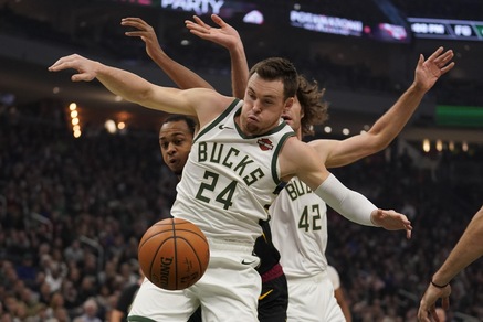 Nba, Bucks super e Clippers battuti. Belinelli vince, Gallinari va ko