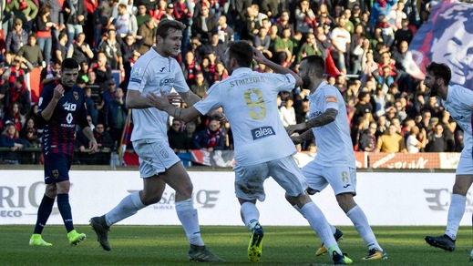 Strizzolo abbatte il Cosenza: il Pordenone vince 2-1. Cremonese-Perugia 2-1