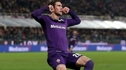 Vlahovic gela Conte. La Roma è quarta