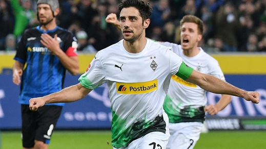 Il Borussia M. vince e aggancia il Lipsia, il Bayern passa nel recupero e resta in scia