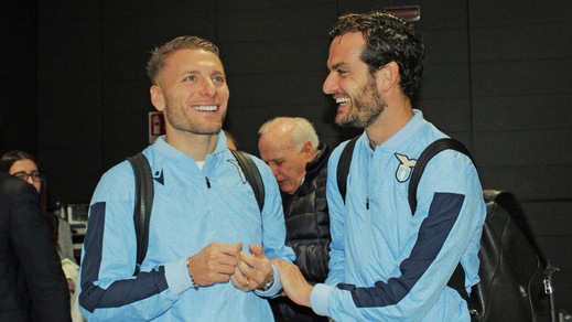 Lazio in volo per Riad: a Fiumicino selfie e inno dagli altoparlanti