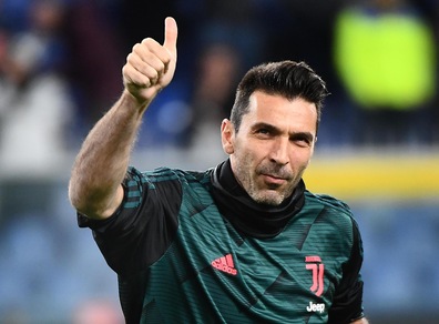 Juve, Buffon: "Un onore aver raggiunto Maldini. Lazio? L'unica che ha vinto qualcosa"