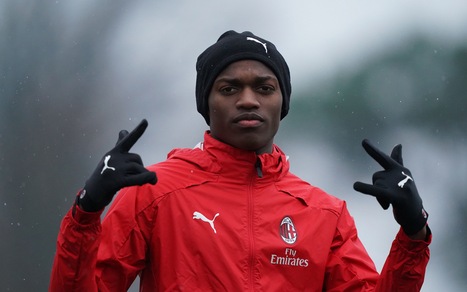 Milan, Leao beve e fuma in discoteca: bufera social